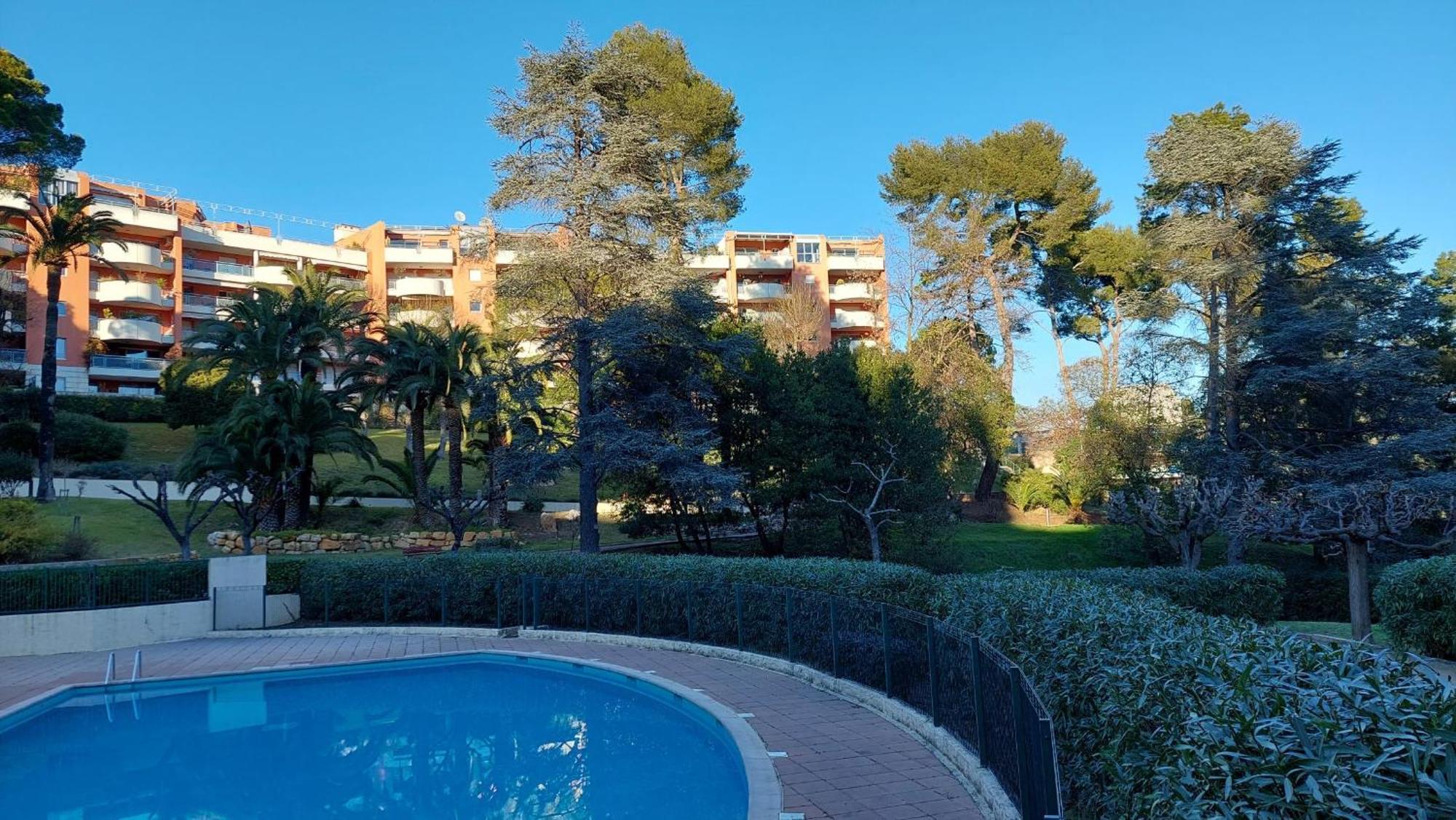 Charmant Appartement Residentiel Avec Terrasse, Jardin Privatif Et Piscine A Cannes คานส์ ภายนอก รูปภาพ